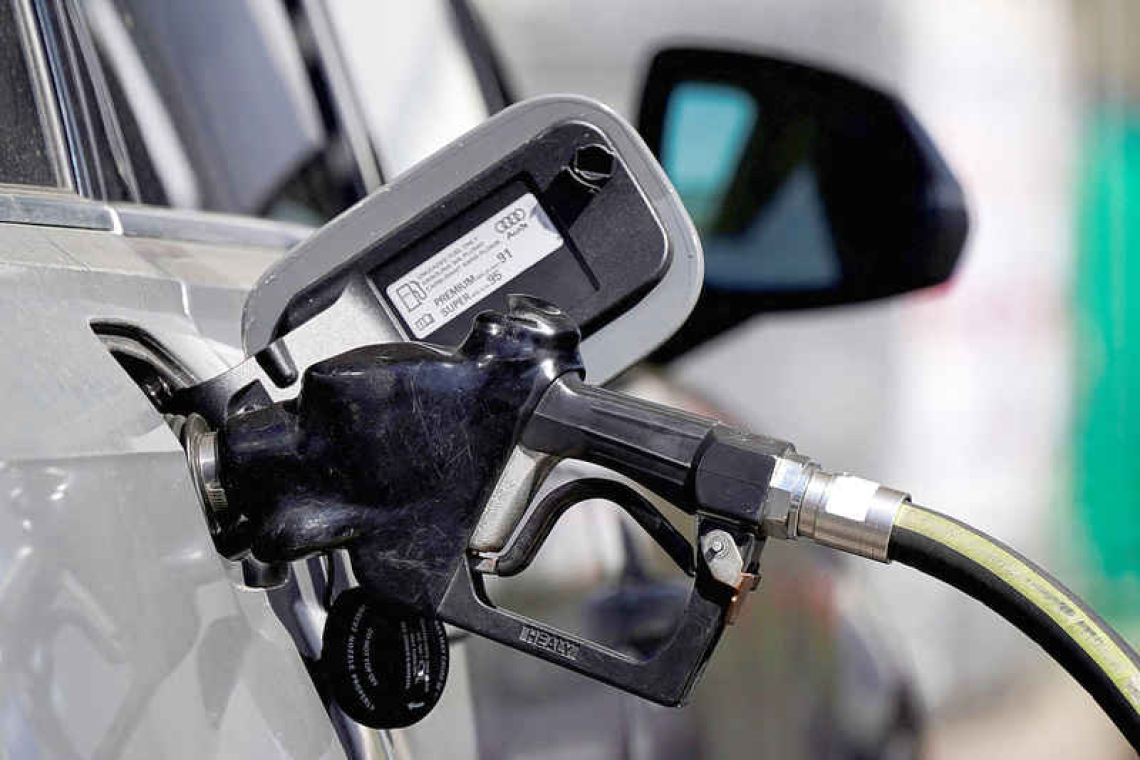 Oil prices climb again, as global stocks gain
